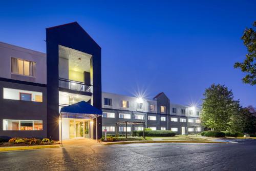 hotels with balcony in Durham