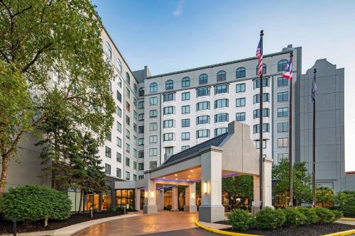 hotels with balcony in Columbus
