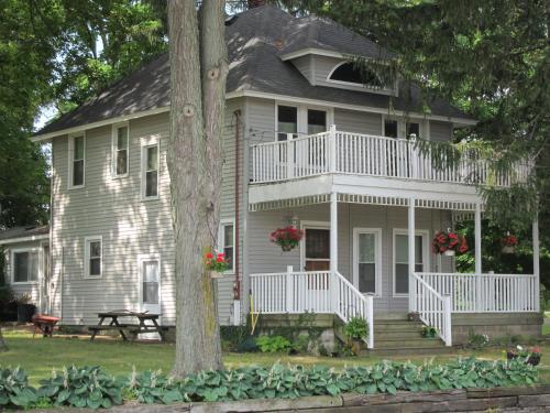 hotels with balcony in Michigan