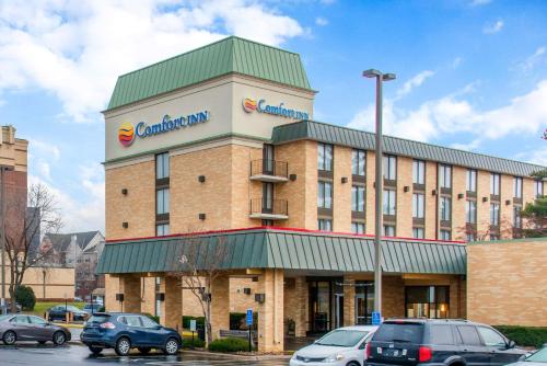 hotels with balcony in Bloomington