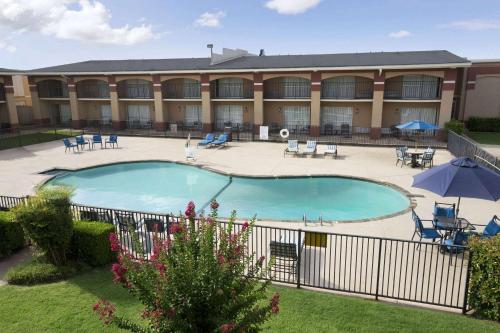 hotels with balcony in Oklahoma City