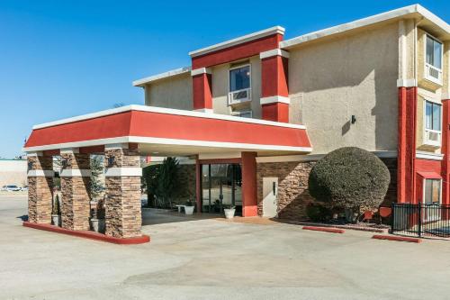 hotels with balcony in Oklahoma City