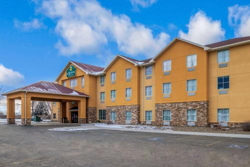 hotels with balcony in Montana