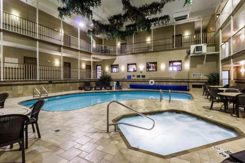 hotels with balcony in North Dakota