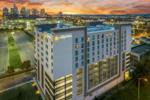 hotels with balcony in Nashville