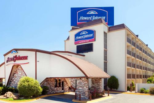 hotels with balcony in Arlington