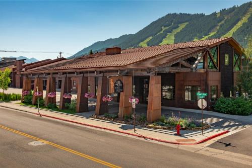 hotels with balcony in Wyoming