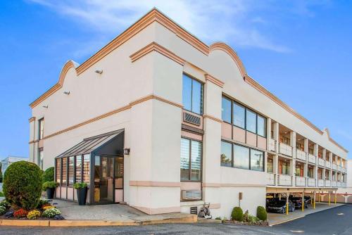 hotels with balcony in Jersey City