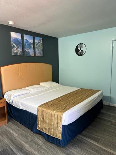 hotels with balcony in Emporia
