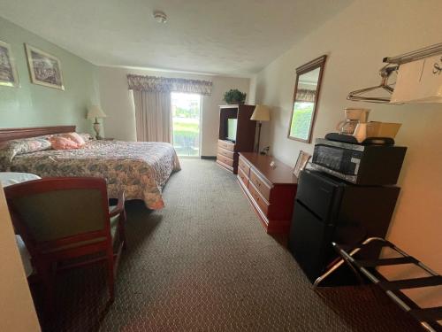 hotels with balcony in Utica