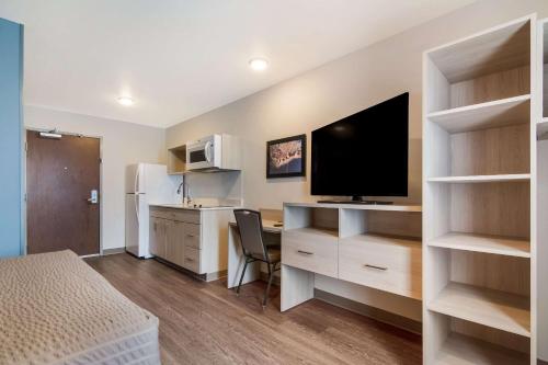 hotels with balcony in Cary