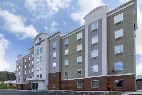 hotels with balcony in Cartersville